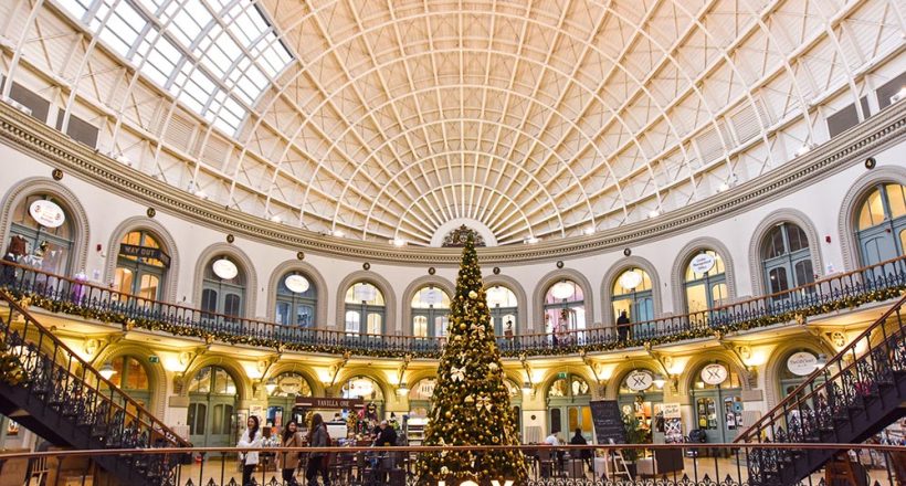 SDP3119-0017 A photograph of Leeds Corn Exchange decorated in Garlands and Lights with a giant Christmas Tree in the middle decorated by Fizzco.l